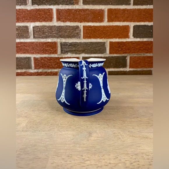ANTIQUE WEDGWOOD DARK BLUE JASPER DIP PITCHER CIRCA 1891 - Picture 4 of 9